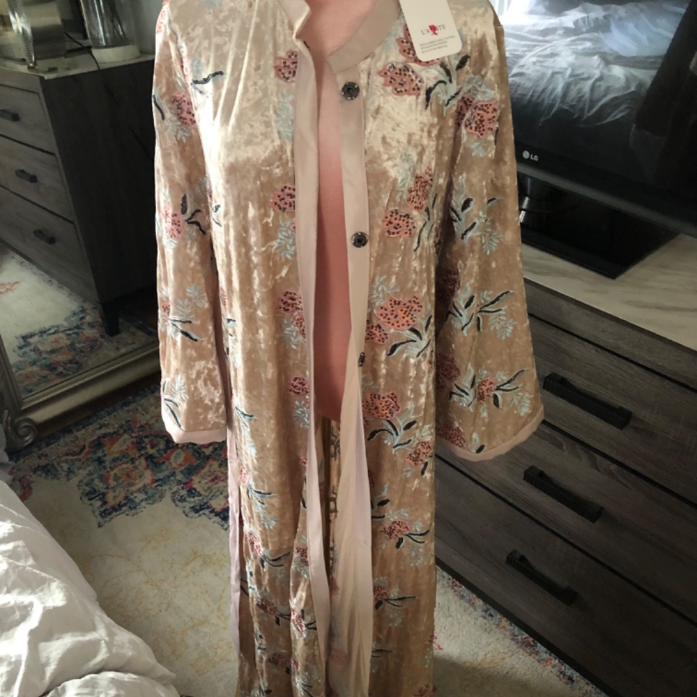 L'ATISTE Champagne Crushed Velvet Floral Embroidered Kimono - Picture 2 of 13